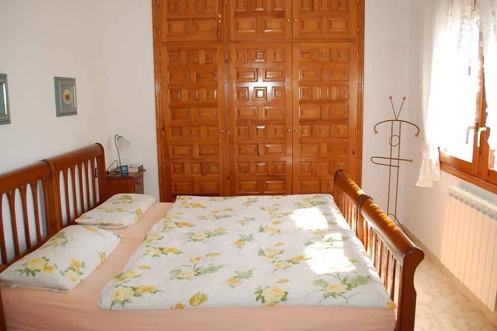 Detached house with private pool in the center of Miami Platja! in Mont-roig del Camp, Costa Dorada