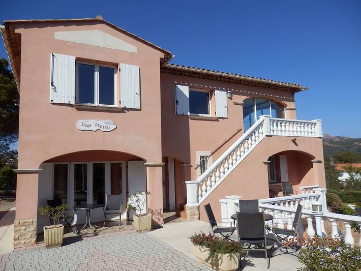 Location de vacances pour 4 personnes, avec Terrasse ainsi que Jardin et Piscine dans Cap Estérel