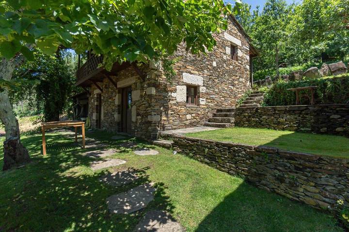 Gîte pour 3 personnes, avec jardin ainsi que vue et piscine dans Castro Daire - 3
