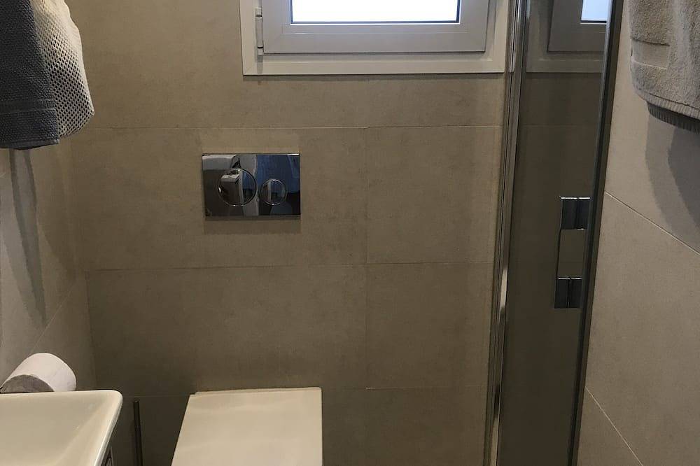 Appartement entier, Première ligne, vue sur la mer depuis la terrasse, la piscine, le jardin, le centre-ville et 15m jusqu'à la plage! in Playa Carabeíllo, Nerja