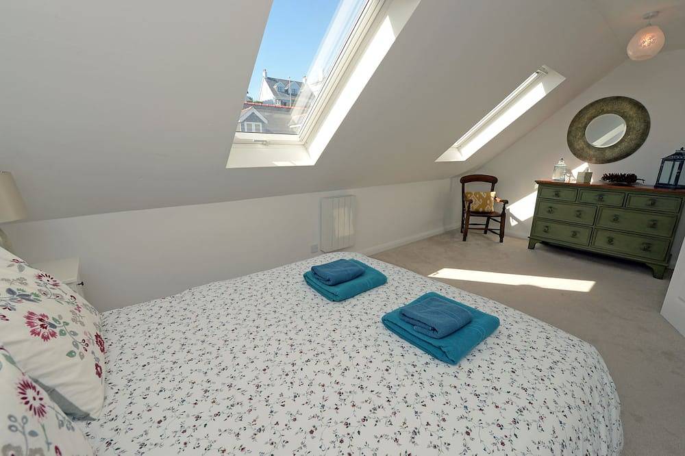 Entire apartment, Gone to the Beach - Sea Views, Direct Beach Access in Saundersfoot, Pembrokeshire