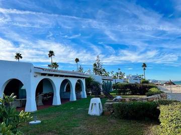 Location de vacances pour 8 personnes, avec vue ainsi que jardin et balcon dans Restinga Smir