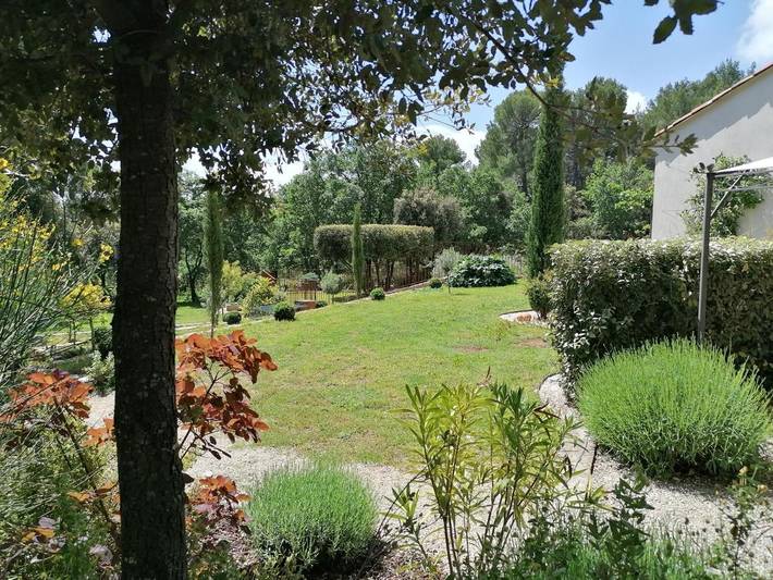 Location de vacances pour 2 personnes, avec piscine et terrasse ainsi que jardin et jacuzzi, animaux acceptés à Tourtour - 2