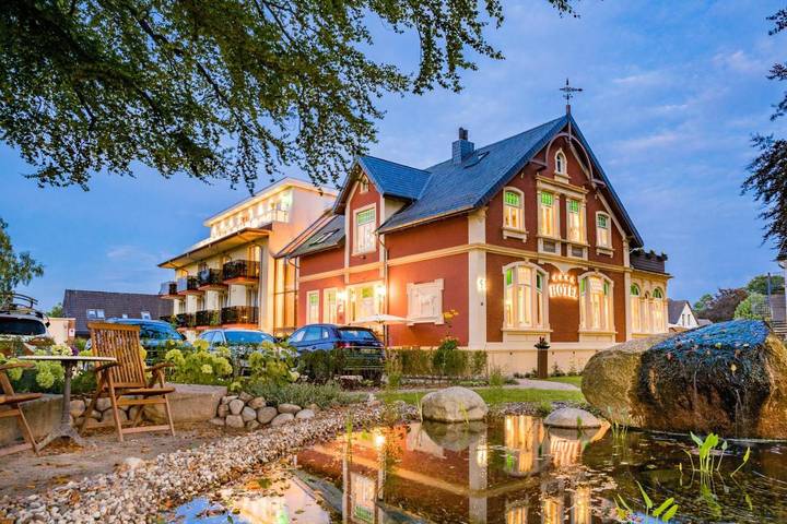 Hotel, mit Balkon und Terrasse sowie Garten und Sauna in Jever