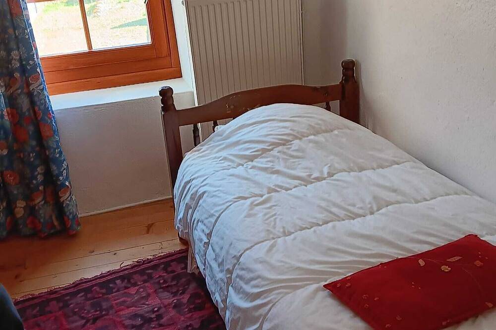 Authentique petite maison de village dans un champ, mare et animaux de ferme in Lyaud, Région de Thonon-les-Bains