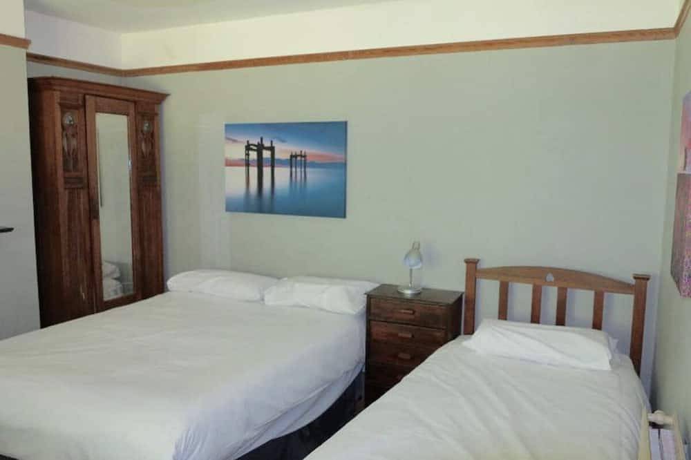 Large Arts & Crafts Cottage with 7 bedrooms  in Lymington near the coast in Lymington, Hampshire