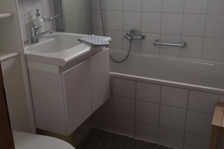 Ganze Wohnung, Gemütliche Familienwohnung mit Ofen, Galerie und prächtiger Alpensicht in Adelboden, Frutigen - Lenk - Adelboden