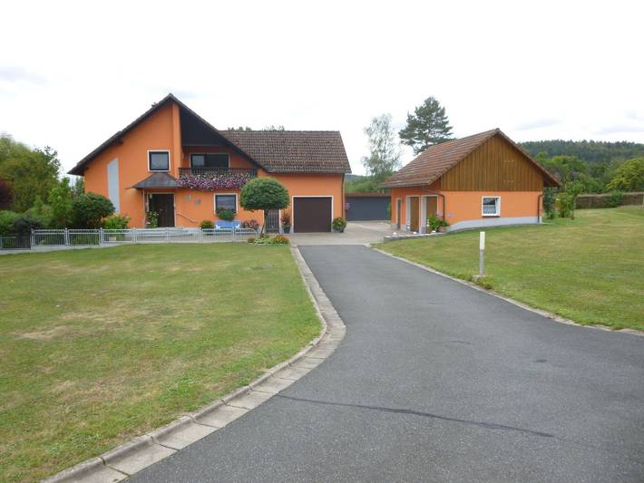 Ferienwohnung für 6 Personen, mit Balkon und Garten in Ahorntal