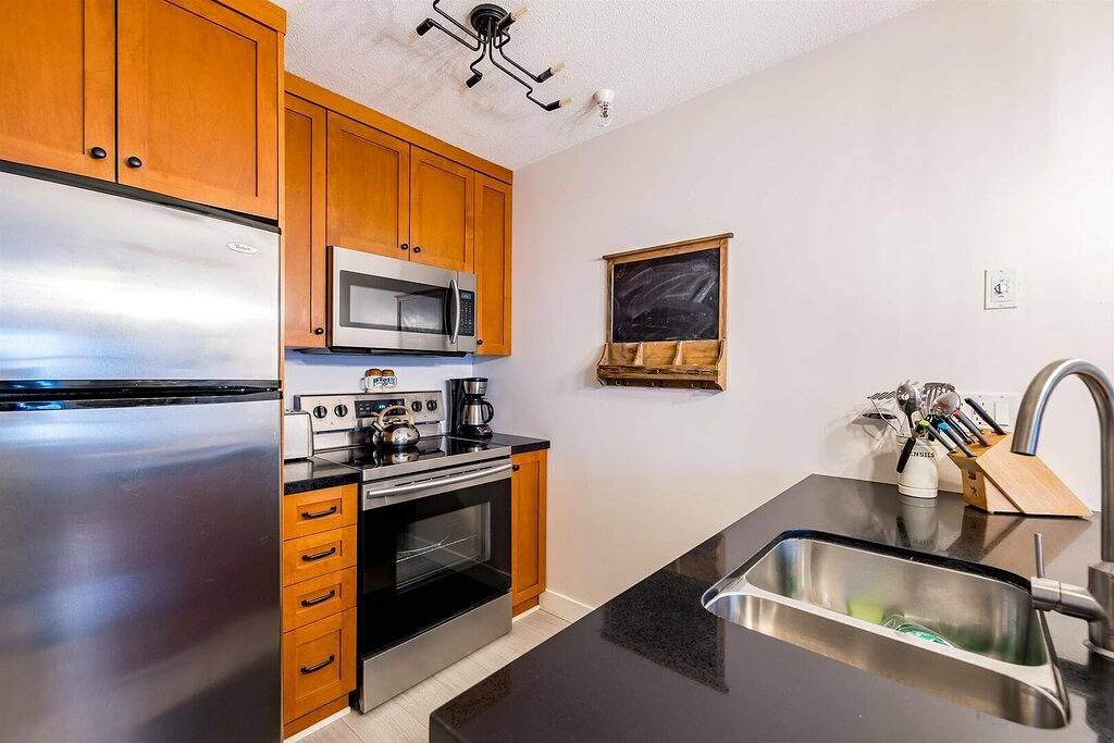 Ganze Wohnung, 1Br + Den | Marketplace Lodge | Village Location | Mountain Views | Complex Hot Tub in Whistler, Whistler Blackcomb