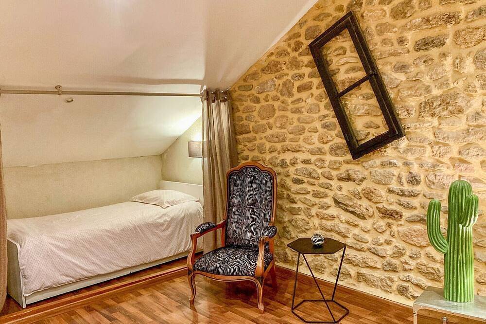 Village house with garden and private pool, air conditioning in Suze-la-Rousse, Nyons region