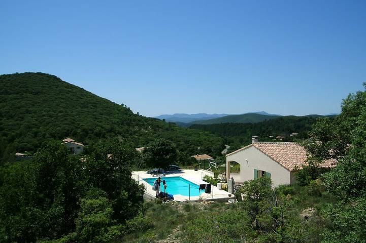 Location de vacances pour 14 personnes, avec jardin et terrasse, animaux acceptés à Saint-Jean-du-Pin