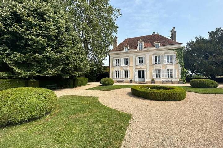 Gîte pour 10 personnes, avec jardin ainsi que piscine et terrasse à Hauterive (Yonne)