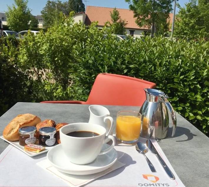 Location de vacances pour 4 personnes, avec piscine ainsi que vue et jardin à Saint-Doulchard - 4