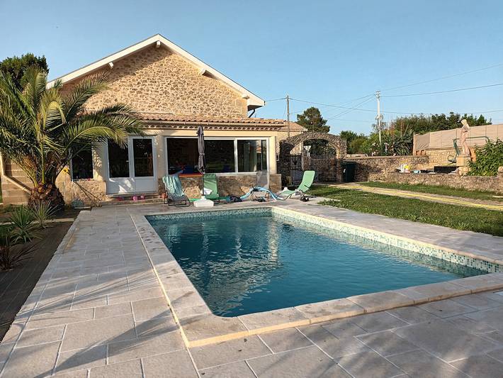 Gîte pour 6 personnes, avec piscine ainsi que jardin et terrasse à Blasimon