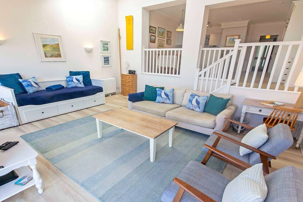 Entire apartment, Apt 16, Seaviews, Slps 5 | Indoor Heated Pool in Croyde, Devon
