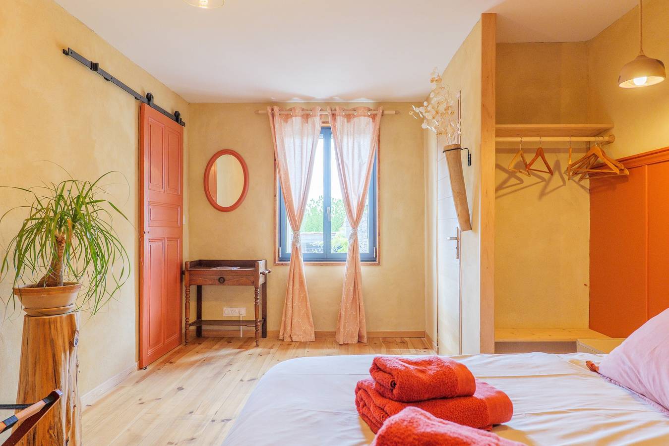 Chambre d’hôtes « La Terre d’à Côté » avec terrasse partagée et Wi-Fi in Saint-Remèze, Privas