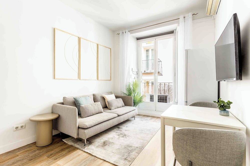 Entire apartment, Descubre el encanto de vivir en el corazón de Madrid con este sofisticado apartamento situado en el vibrante barrio de Chueca, justo al lado del emblemático Mercado de San Antón. in Centro (Madrid), Madrid