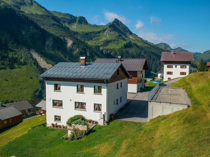 Ferienwohnung für 2 Personen, mit Balkon und Terrasse sowie Garten und Pool in Damüls
