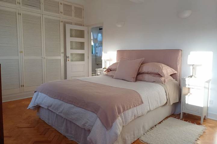 Traditional Villa  with pool and garden 15 minutes walk to sea front & beaches. in Cascais e Estoril, Costa de Lisboa