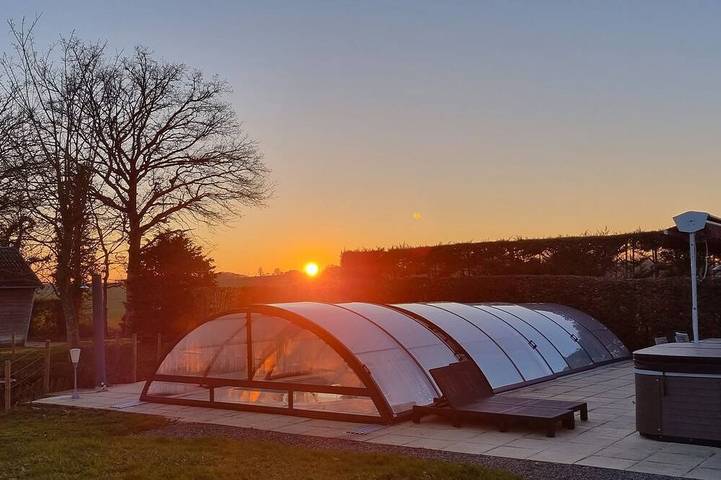 Gîte pour 14 personnes, avec jacuzzi et jardin dans Le Poislay