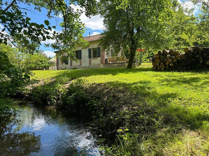 Location de vacances pour 5 personnes, avec terrasse ainsi que piscine et vue à Vichères