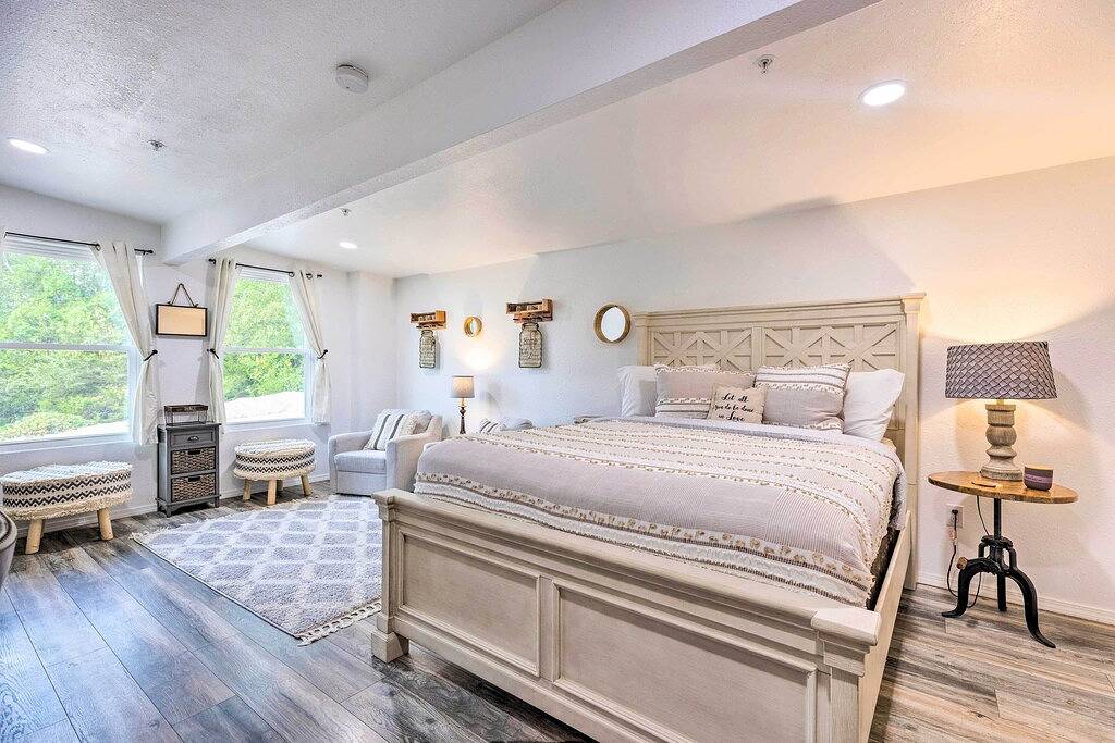 'Hilltop Hideaway' Branson Home w/ Trampoline! in Taney County