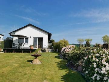 Ferienhaus für 5 Personen, mit Ausblick und Terrasse sowie Seeblick und Garten, kinderfreundlich in Sauzin