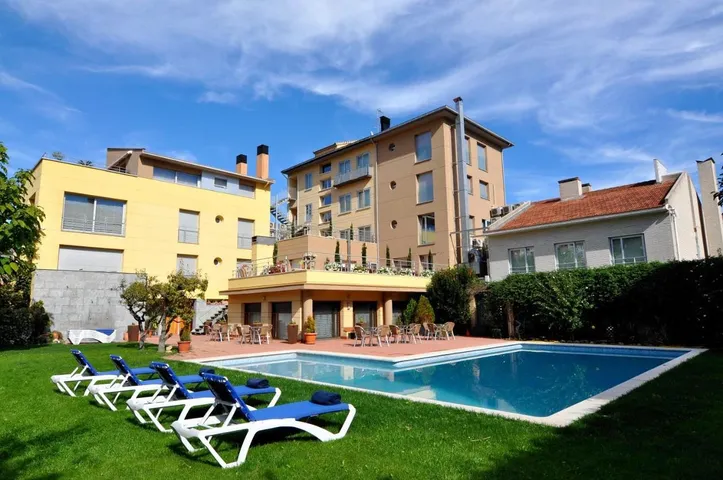 Hotel para 3 personas, con jacuzzi además de jardín y piscina - 1