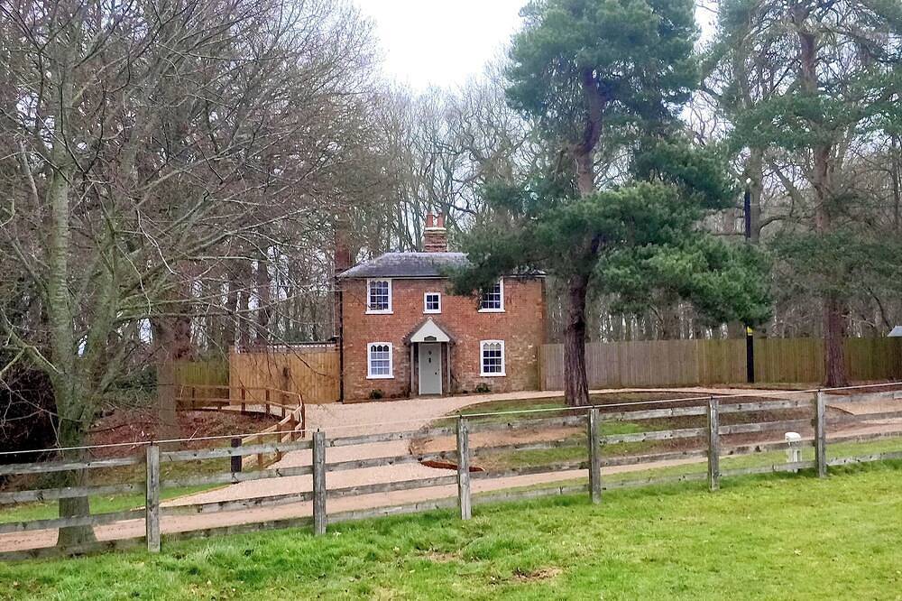 Cosgrove Cottage is nestled on the beautiful and secluded Langham Hall Estate in Langham (Colchester), Colchester