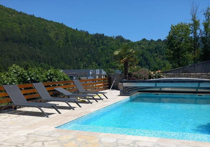Location de vacances pour 7 personnes, avec Terrasse et Jardin ainsi que Piscine et Vue dans Lozère