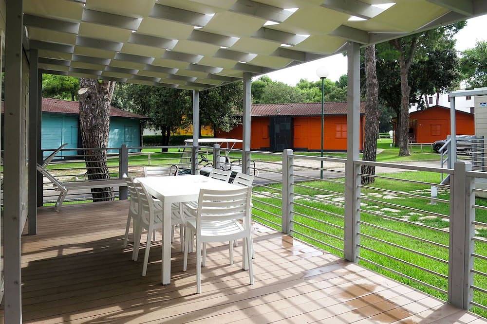 Nice apartment in villa for 6 guests with A/C, Wifi, pool, Tv, patio and parking in Baia Domizia, Caserta Province