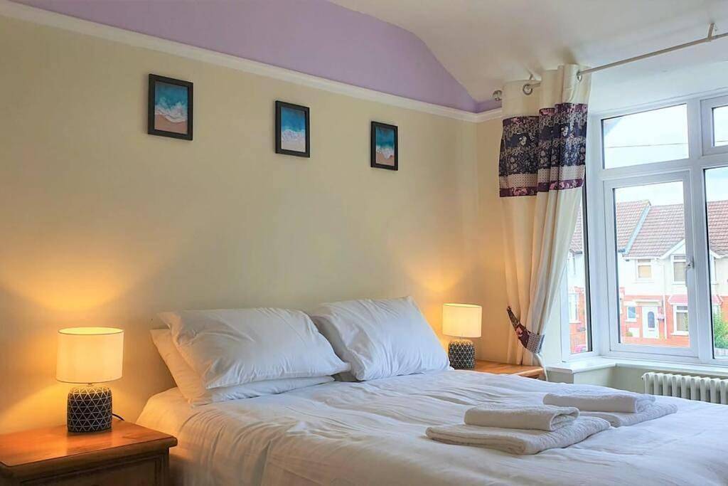 5 Bed, 2 Bath Home + Terrace, Garden & Parking in Swindon, North Wessex Downs
