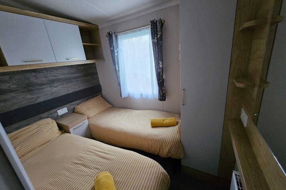 Freesia 3 Bedroom Modern Caravan Rockley Park, Poole Harbour, Dorset. Dogs free. in Poole, Poole Harbour