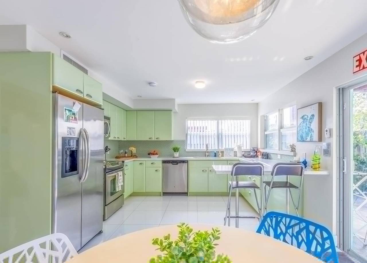 Beachside Bliss Lush Private Pool, Bbq, King Bed in Dania Beach, Broward County