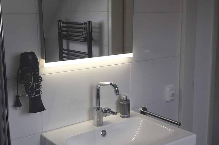 Modern furnished house for 6 people, right on the water - WiFi !! in Medemblik, Lake Ijssel