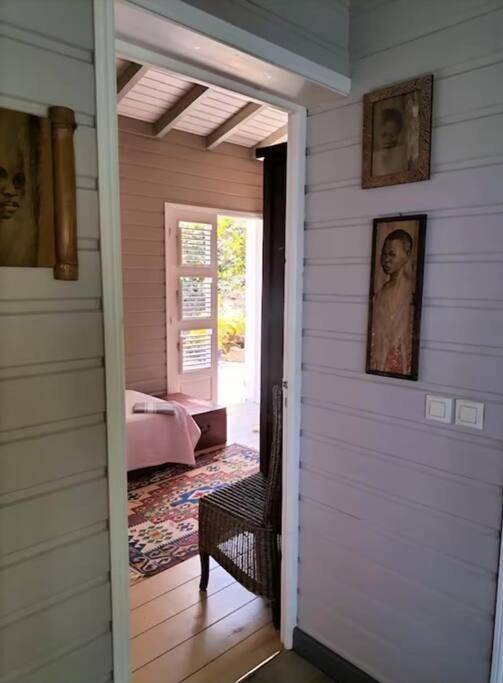 Location de vacances pour 7 personnes, avec vue ainsi que jardin et piscine à Terre-de-Bas - 3