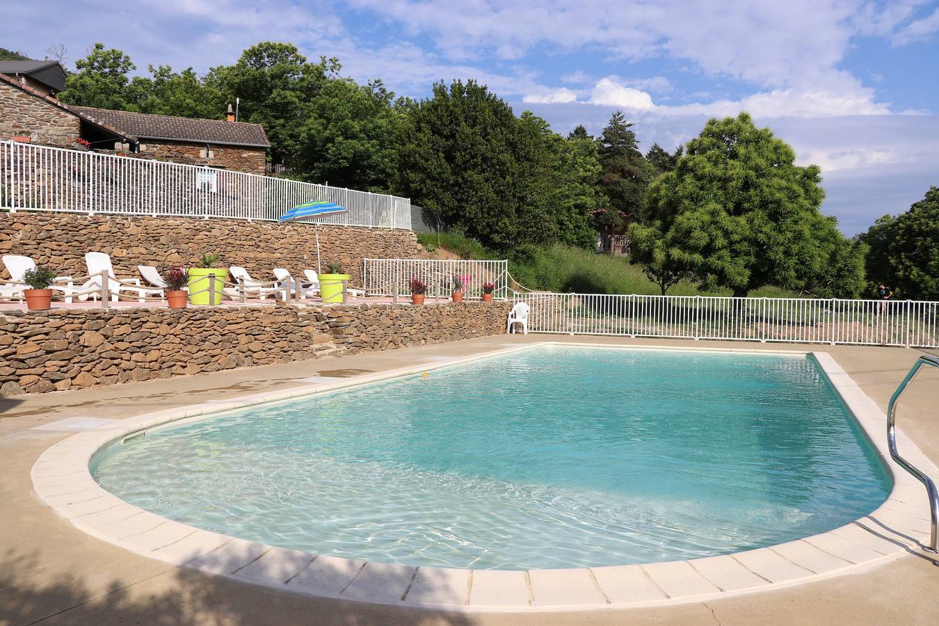 Chalet 'Jordan - Mas Lachamp' avec vue sur les montagnes, piscine partagée et climatisation in Gravières, Parc naturel régional des Monts d'Ardèche