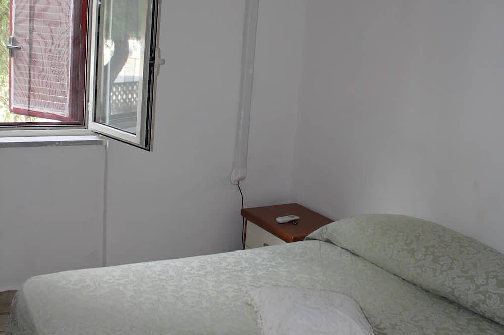 Ganze Wohnung, Cozy family house 50 meters from the sea, with ample park for children in Scalo dei Saraceni, Manfredonia