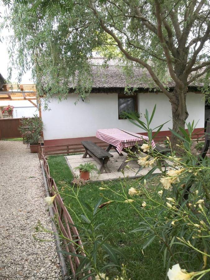 Balatonkenesei Nádfedeles Lovas Vendégház in Balatonkenese, Plattensee nordufer