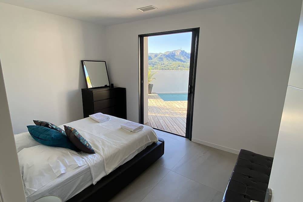 Villa 6 persons near Cassis Marseille Aix en Provence swimming pool barbecue view in Auriol, Marsella region