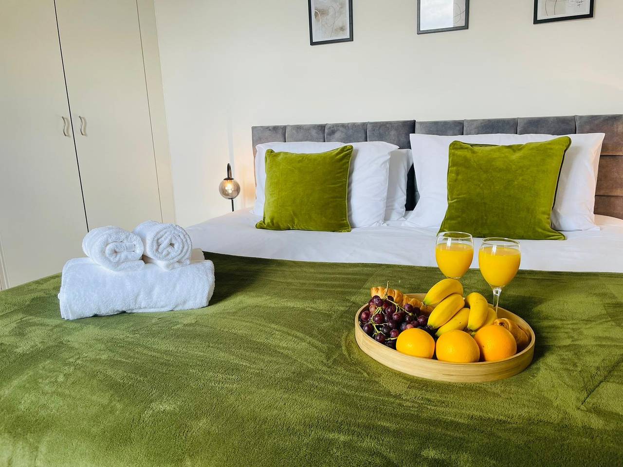 4-Bed House Sleeps 7 with Garden in Luton, Chiltern Hills