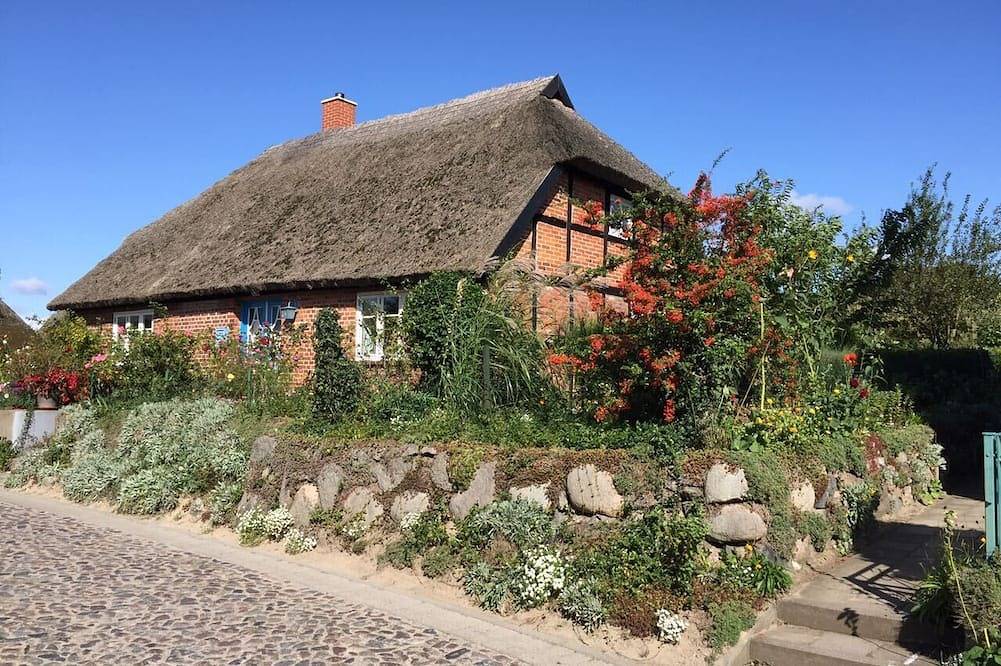 Entire apartment, Vacation home Südstrand **** Use of swimming pool, exclusive house with own sauna in Göhren, Ruegen