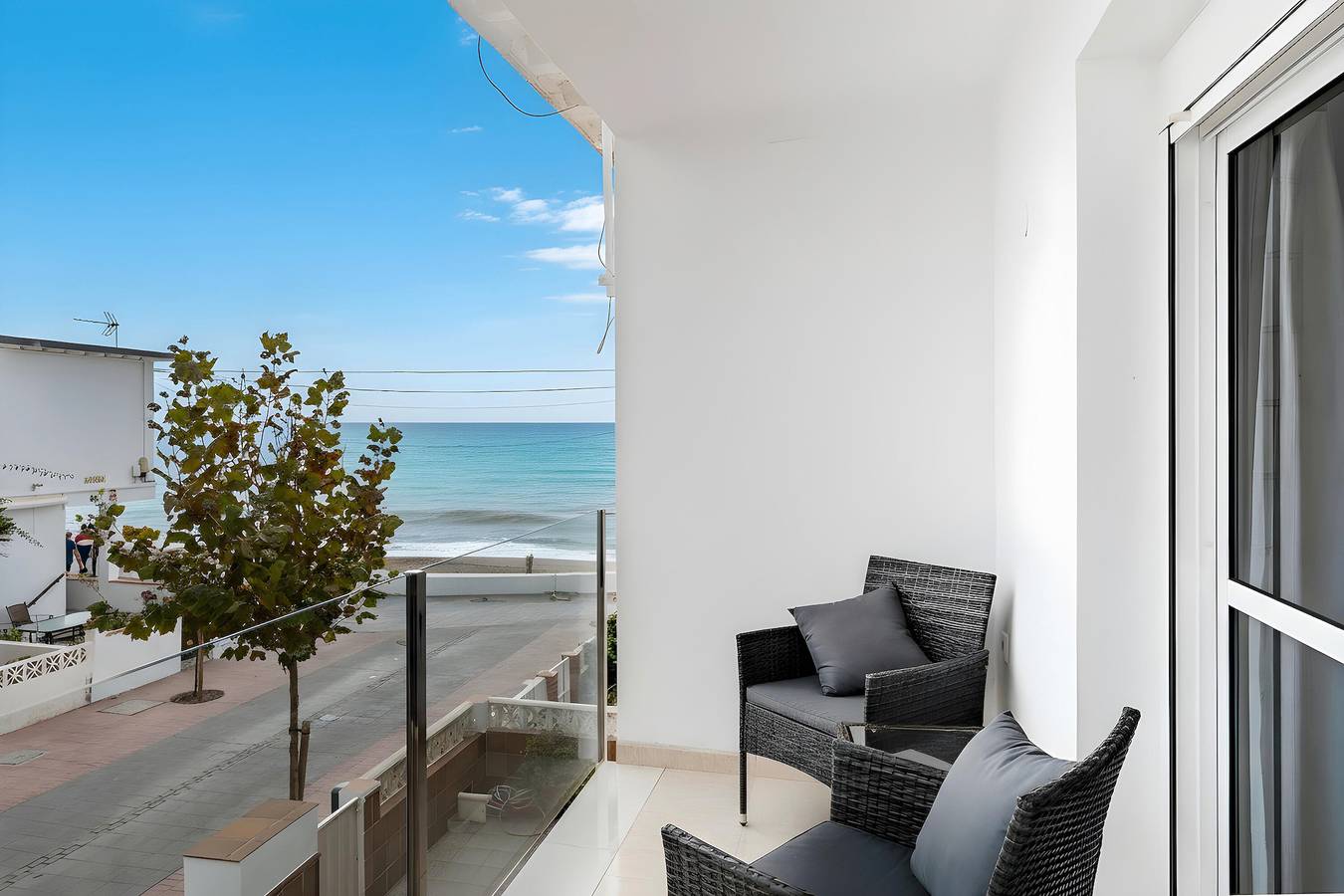 Entire apartment, Apartment '251 Mollina Apartment' with Sea Views, Wi-Fi and Air Conditioning in La Cala de Mijas, Mijas