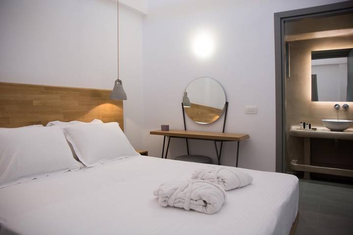 Vacation rental for 2 people, with ocean view and terrace in Santorini