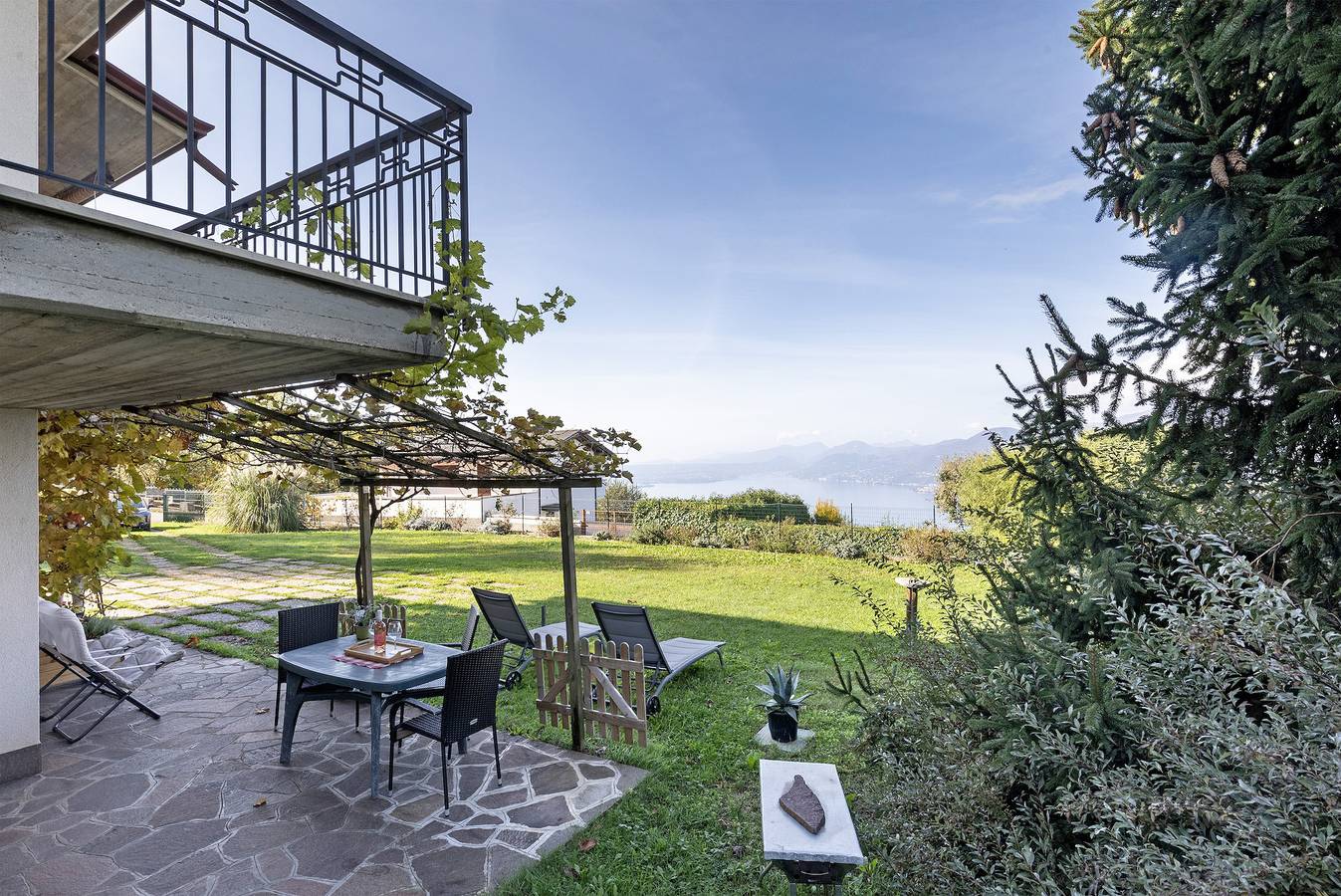 Studio entier, Studio 'Monoroom with Garden and Lake View' avec vue sur lac, terrasse privée et Wi-Fi in San Zeno di Montagna, Montagnes autour du lac de Garde