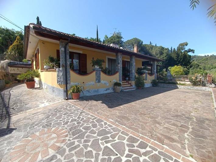 Location de vacances pour 5 personnes, avec Balcon et Terrasse ainsi que Jardin et Vue à Santa Marina