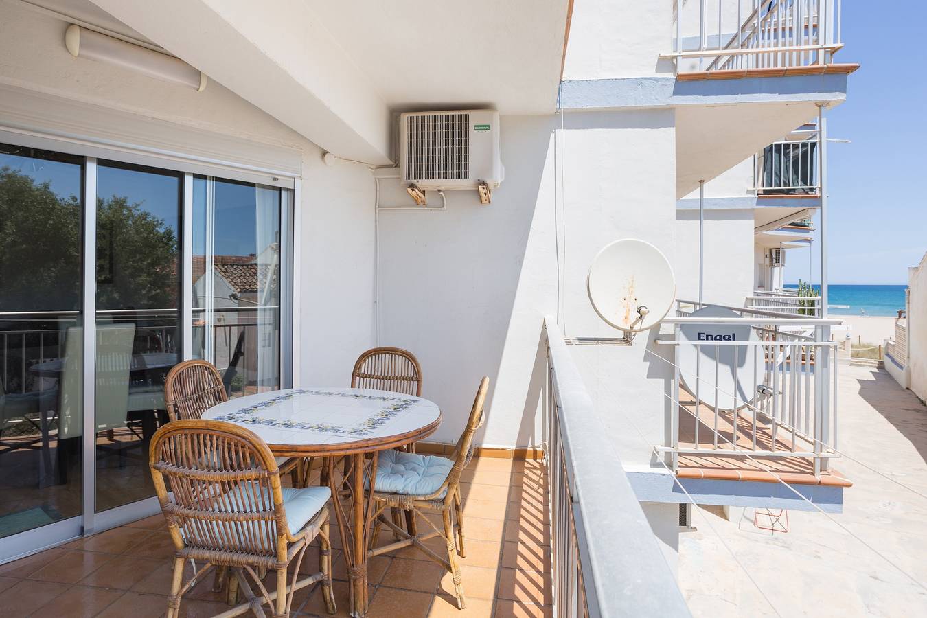 Ganze Wohnung, Ferienwohnung 'La Paz De Xinxilla' mit Meerblick, Wlan und Klimaanlage in Playa de Les Deveses, Dénia