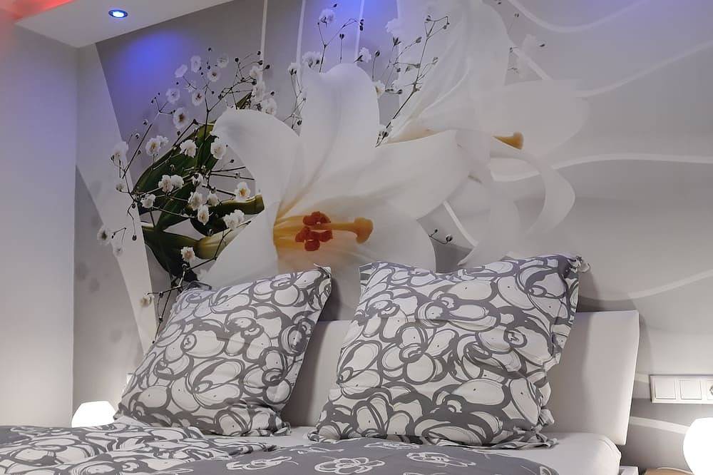 Ganze Wohnung, Ferienwohnung Meyer mit privat-Pool und Gartensauna, exklusive Fewo, neu erbaut in Mähren, Westerwald