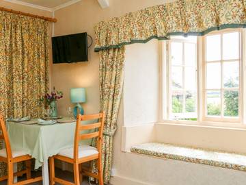 Log Cabin for 2 People in Somerset, South West England, Photo 3