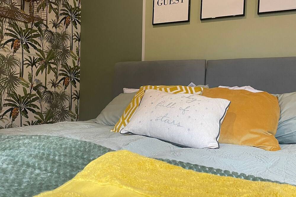 Entire apartment, Market 1 King  Bed, Deluxe Town Centre Studio in Northampton, Northamptonshire